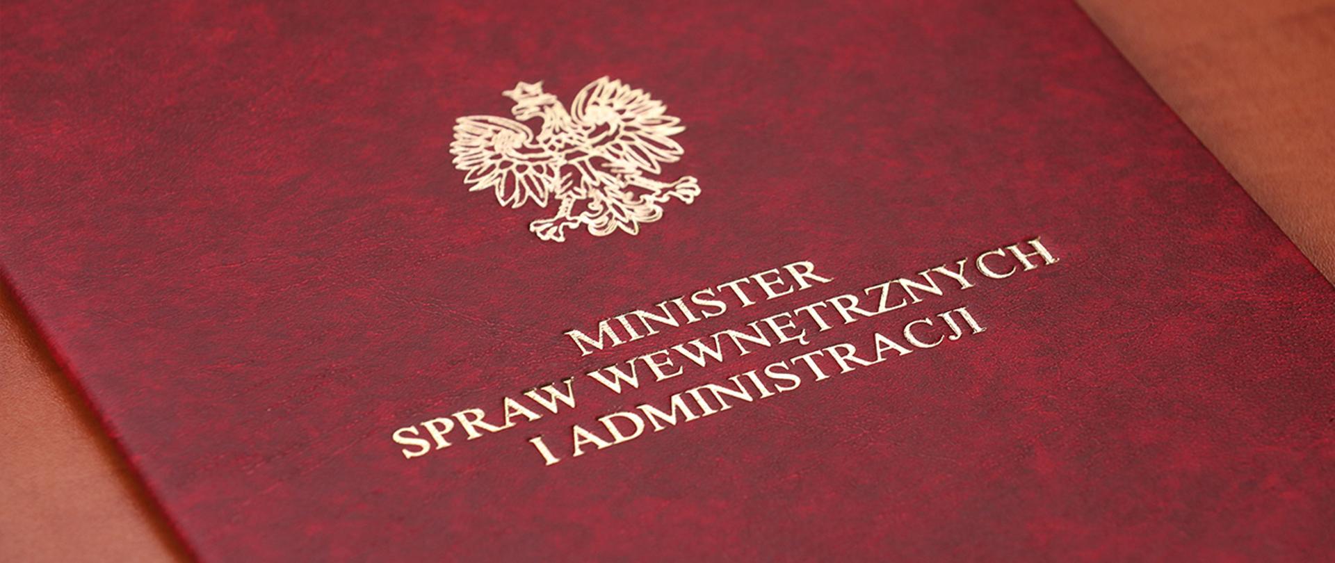 Teczka MSWiA z motywem orła z Godła RP oraz podpisem "Minister spraw wewnętrznych i administracji"