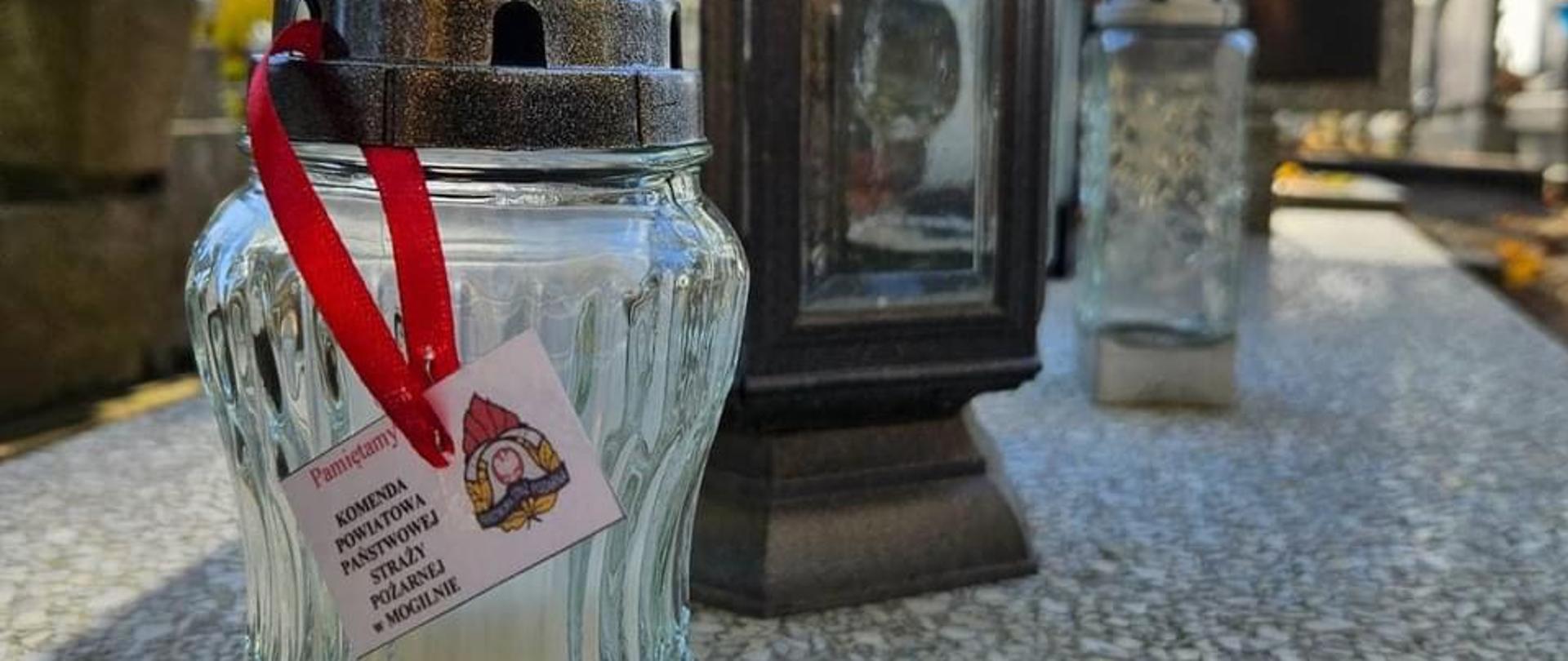 Znicze na grobie pracownika cywilnego naszej komendy