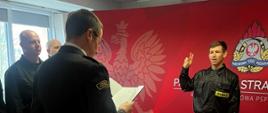 Na zdjęciu strażak w umundurowaniu składa ślubowanie.
