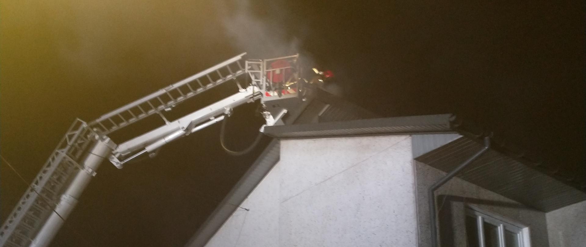 POŻAR SADZY W PRZEWODZIE KOMINOWYM W MIEJSCOWOŚCI JAKUSZOWICE, POWIAT KAZIMIERSKI