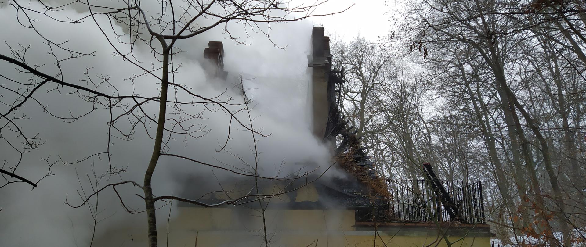Pożar budynku mieszkalnego w miejscowości Policko (gm. Manowo). Paląca się konstrukcja i przekrycie dachu.