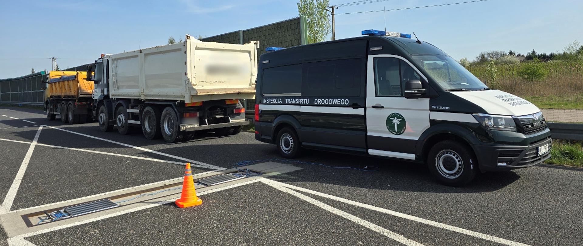 Oznakowany furgon mazowieckiej Inspekcji Transportu Drogowego i dwie zatrzymane wywrotki na odcinku ekspresowej „siódemki" w pobliżu Grójca. Obie ciężarówki były przeładowane i miały przekroczone dozwolone naciski osi na drogę.