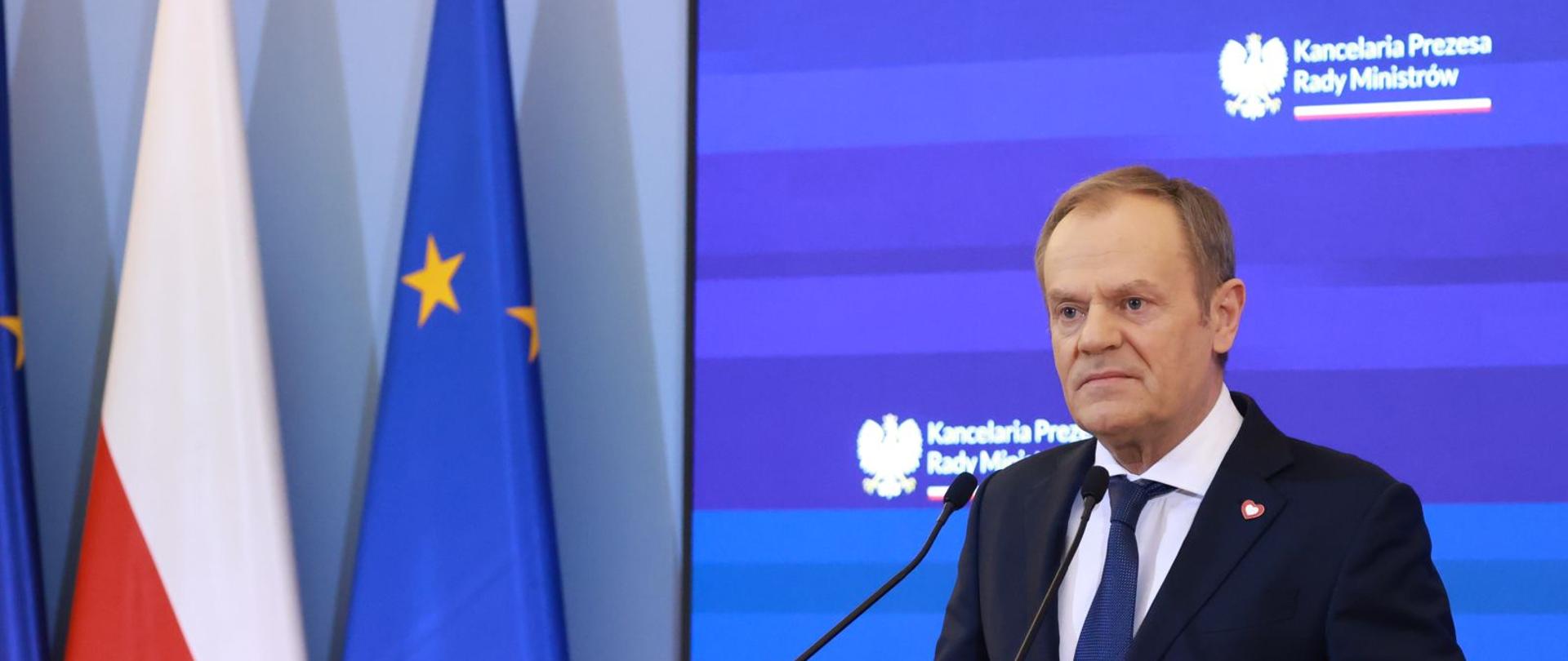 Premier Donald Tusk podczas konferencji prasowej.