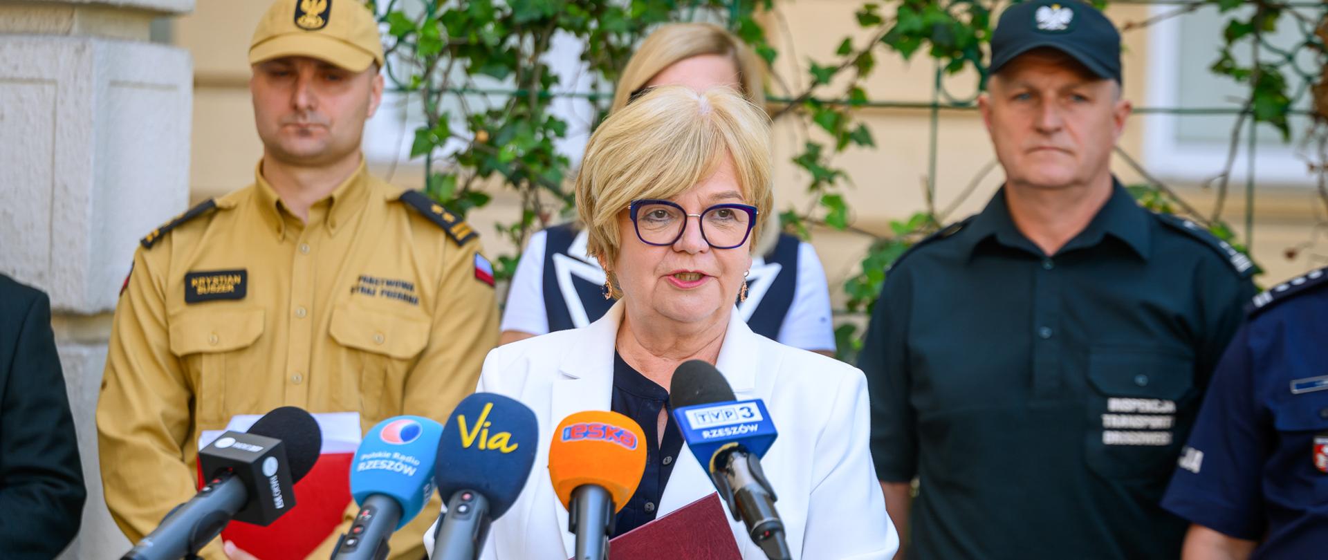 Zdjęcie przedstawia uczestników konferencji prasowej