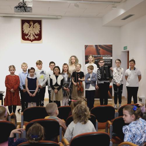 Zdjęcie wspólne wykonawców środowego koncertu.