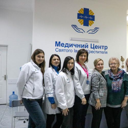 Zdjęcie grupy osób na tle szpitala