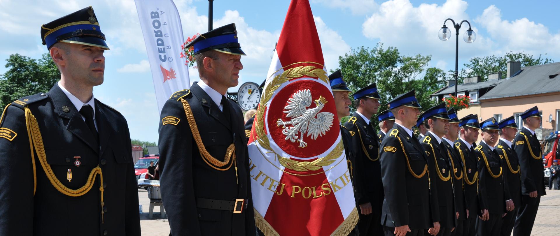 Na zdjęciu Poczet Sztandarowy KP PSP w Rypinie oraz pododdział wyróżnionych funkcjonariuszy