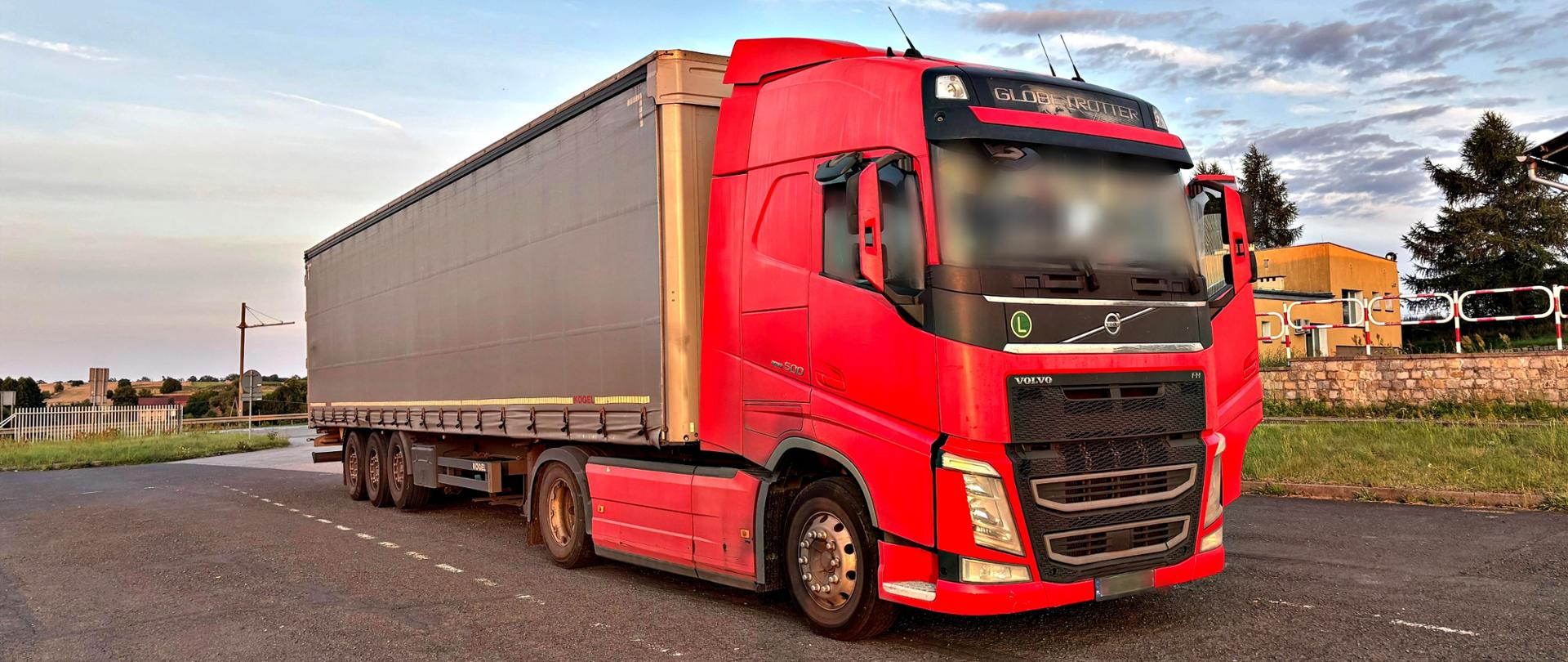 Kontrolowany pojazd podczas kontroli na punkcie kontrolnym opolskiej Inspekcji Transportu Drogowego