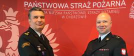 Zdjęcie przedstawia Komendanta Miejskiego PSP w Chorzowie wręczającego akt mianowania młodszemu kapitanowi Michałowi Adamek
