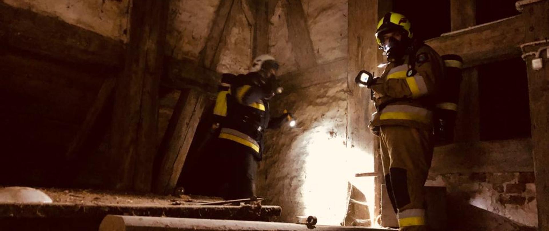 Na zdjęciu widzimy strażaków podczas przeszukiwania wieży kościoła