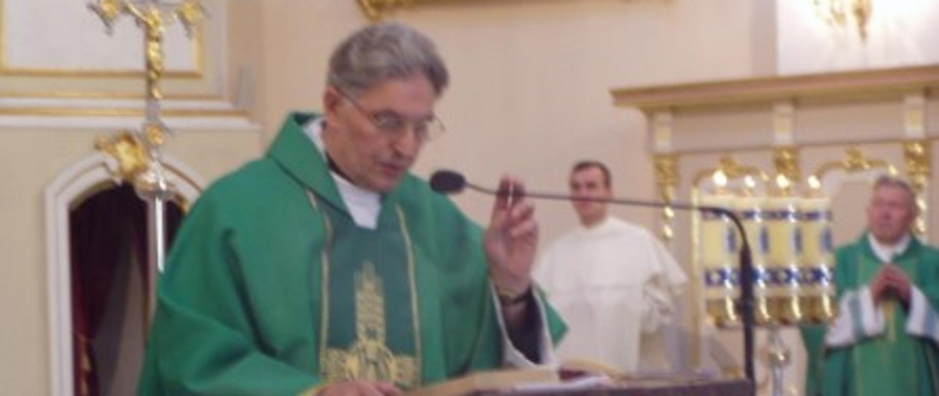 Zdjęcie przedstawia Zmarłego Infułata Antoniego Laszuka na ołtarzu podczas Mszy Św. 