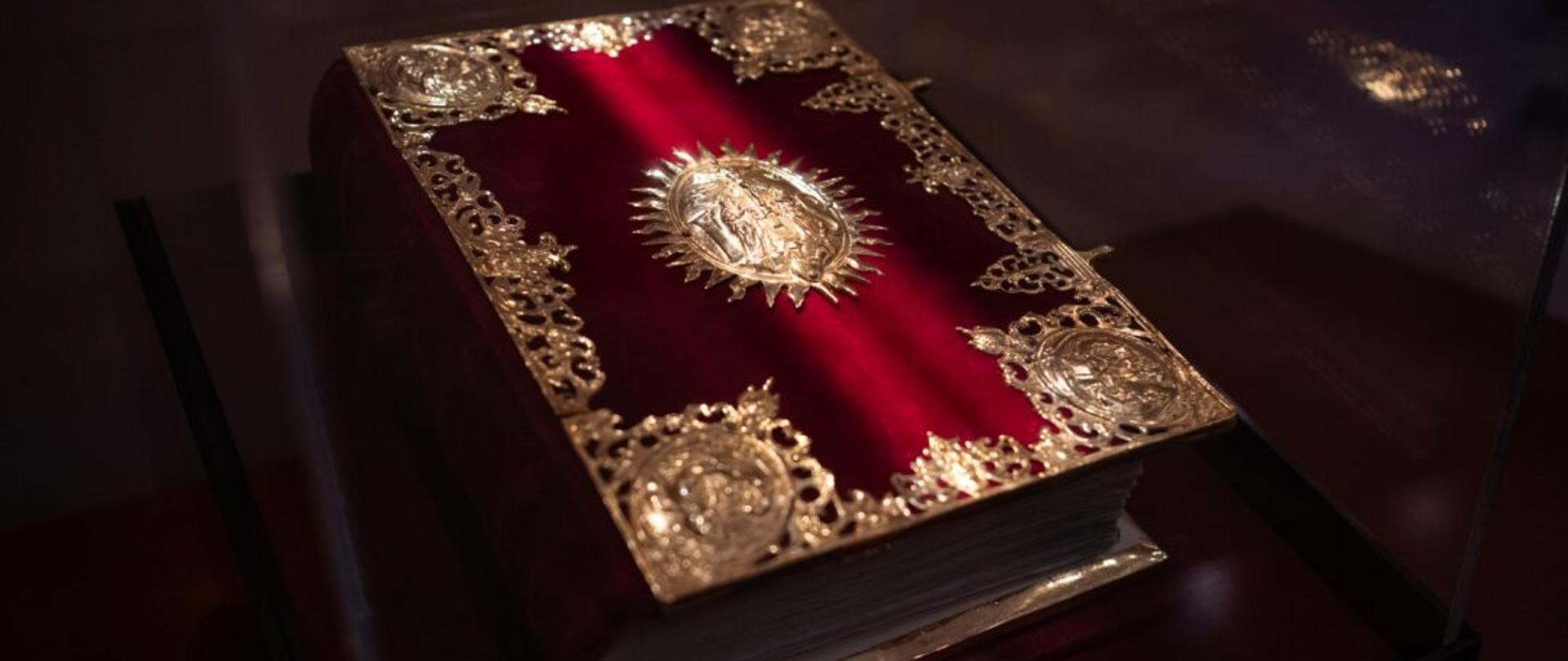 Սկևրայի Ավետարանը թավշյա, ոսկեզօծ կազմով