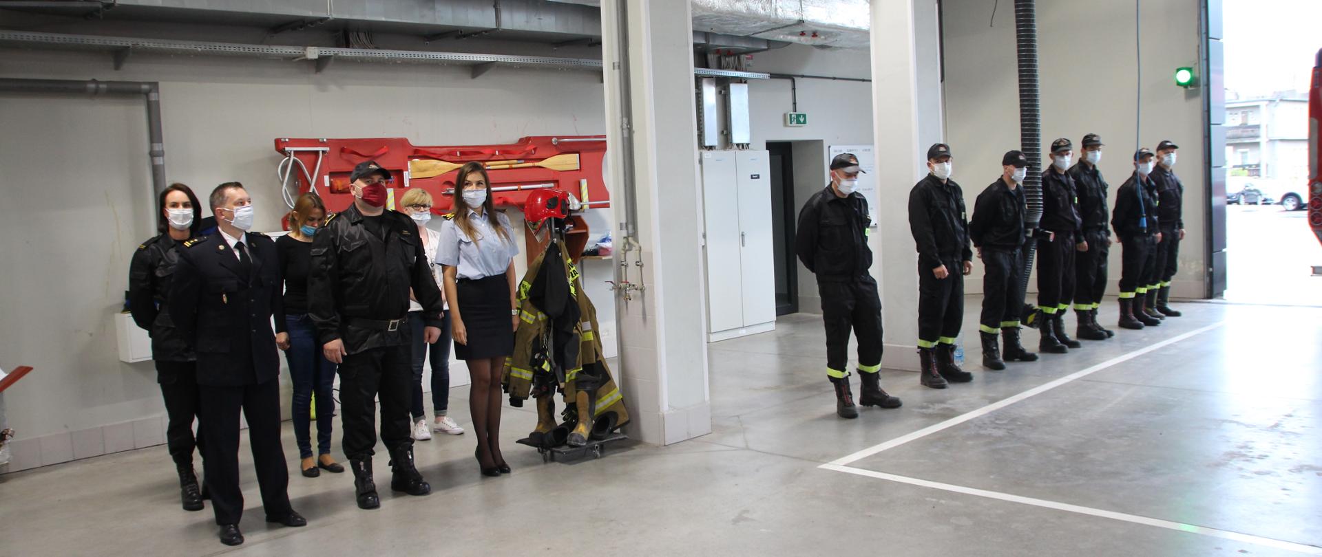 zdjęcie przedstawia funkcjonariuszy Komendy Powiatowej PSP w Żninie podczas uroczystej zmiany służbowej podczas której pożegnano odchodzących ze służby funkcjonariuszy st. ogn. Radosława Napierałe i asp. sztab. Krzysztofa Serafina 