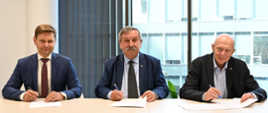 Na zdjęciu od lewej strony: Arkadiusz Szymański, PGE, Józef Matysiak Zastępca Prezesa Zarządu NFOŚiGW, Radosław Woszczyk, PGE.