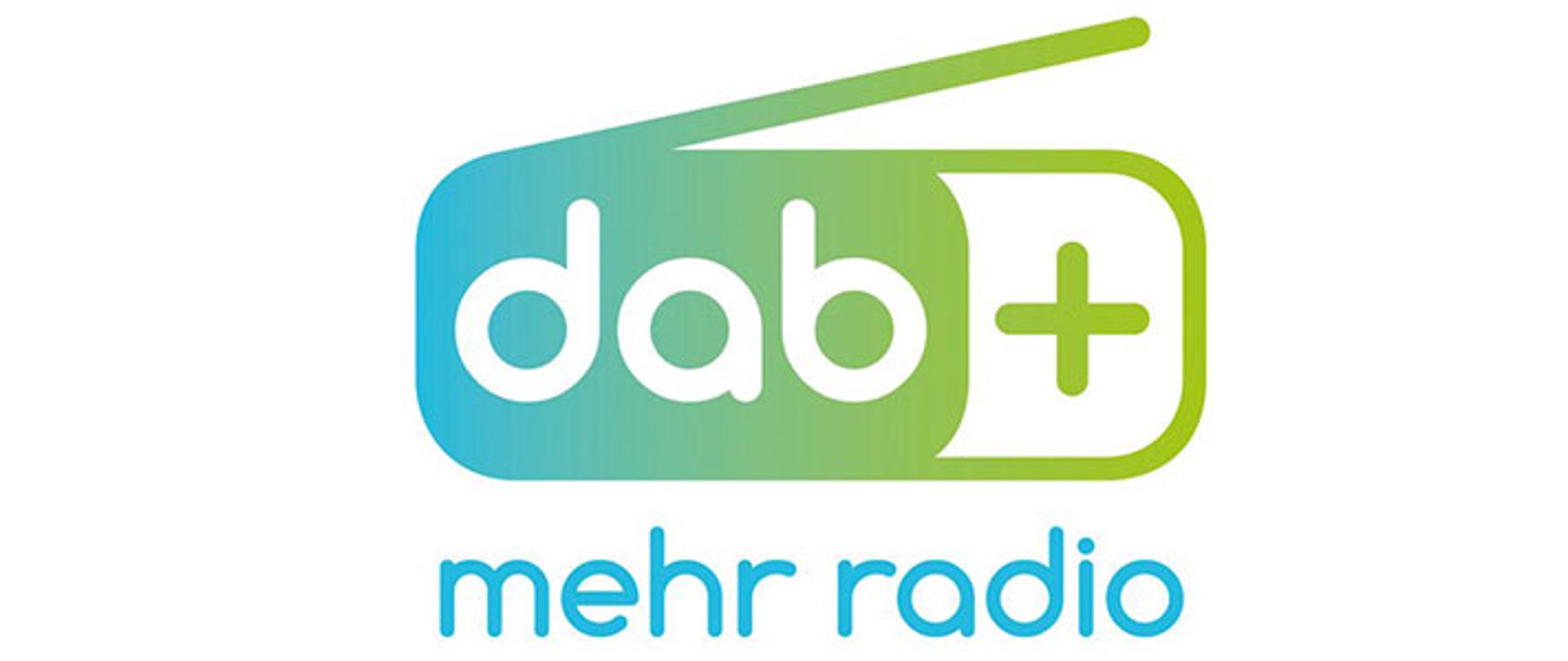 Zielone radio z napisem 'dab+' na białym tle. Poniżej napis "mehr radio"