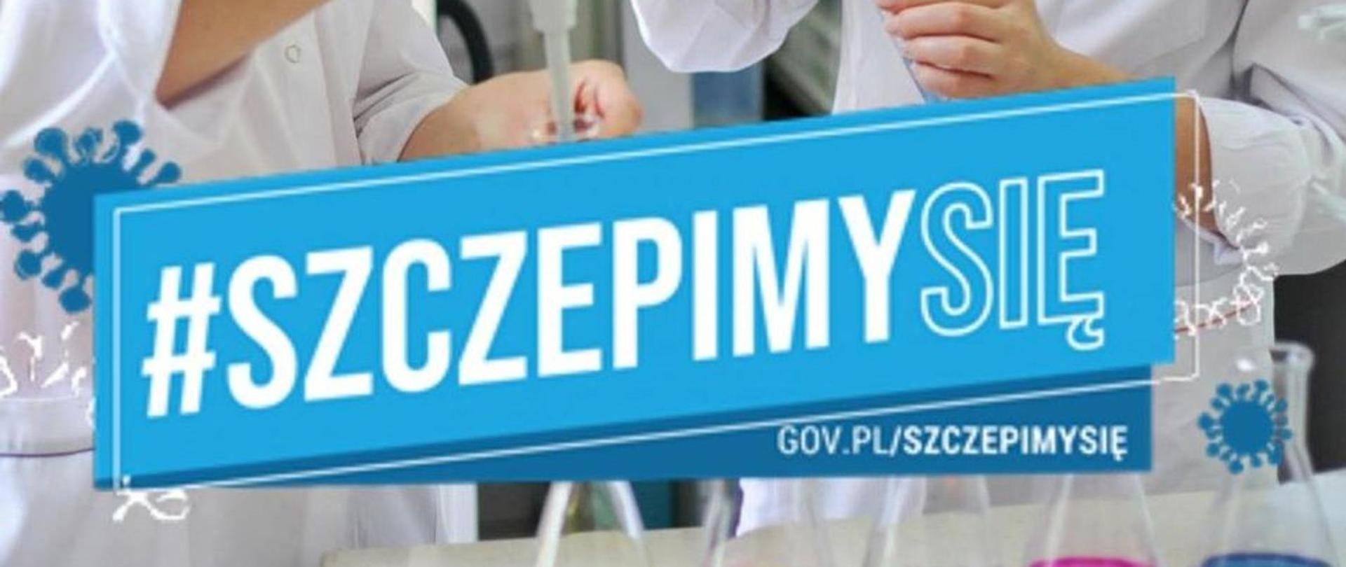 Na zdjęciu napis na niebieskim tle #SzczepimySię z OSP z tyłu personel medyczny w białych fartuchach. 