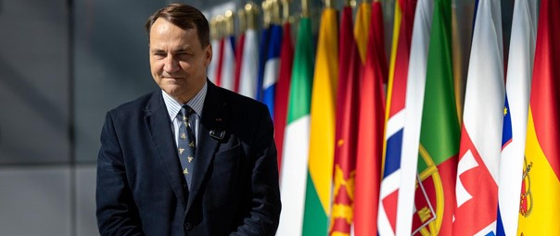Minister Radosław Sikorski wziął udział w spotkaniu ministrów spraw zagranicznych państw NATO