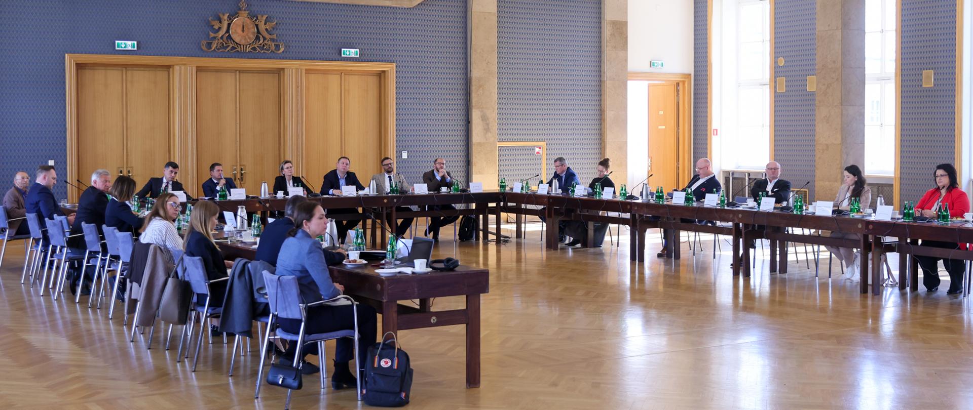 Zdjęcie przedstawia uczestników posiedzenia Komitetu do spraw Pożytku Publicznego w Kancelarii Prezesa Rady Ministrów w dniu 1 października 2025 roku. 