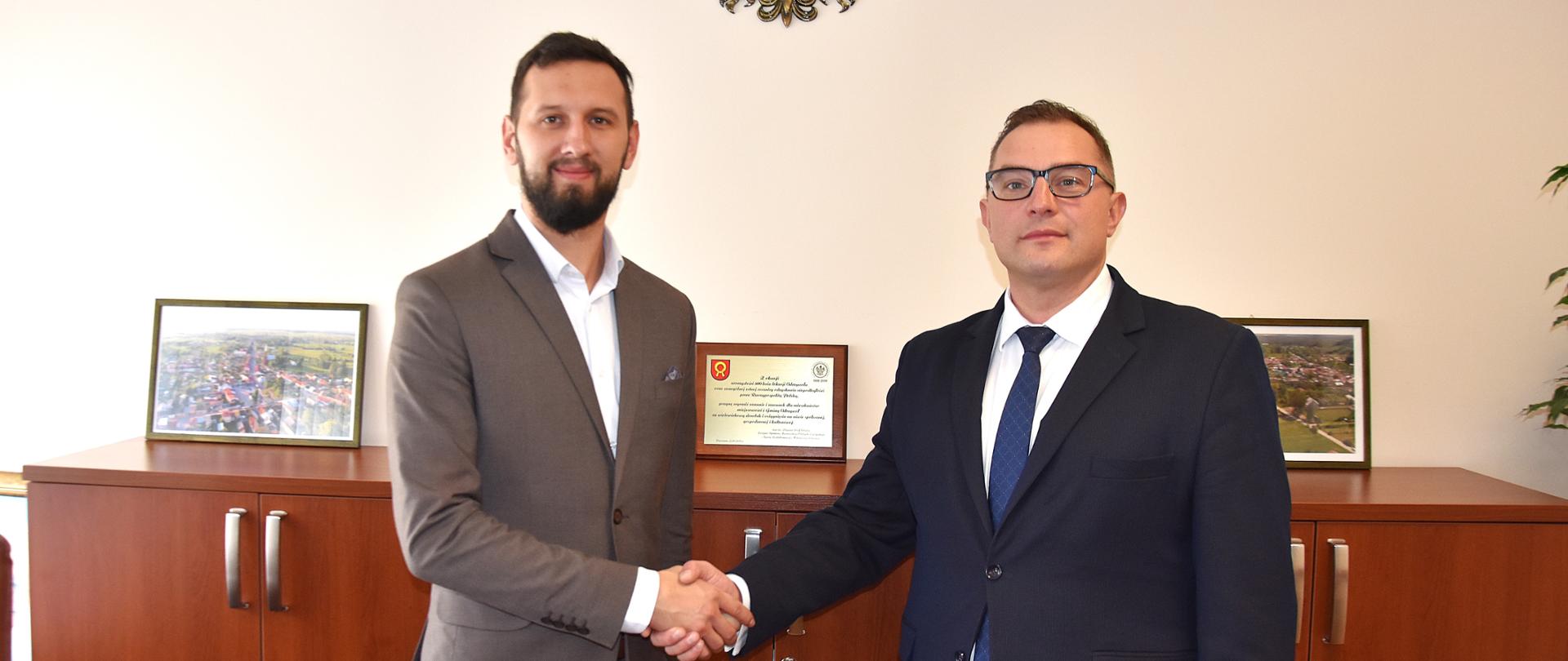 Na zdjęciu dwóch mężczyzn podających sobie rękę 