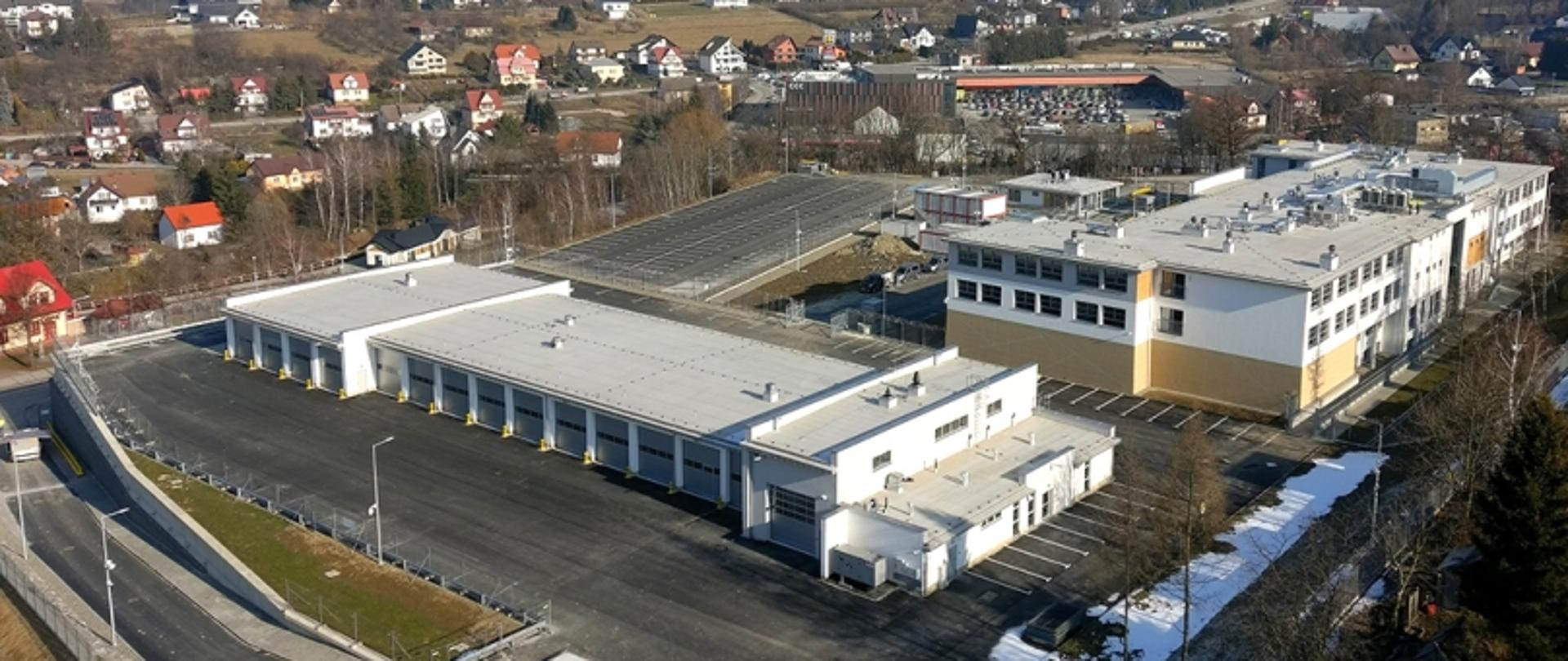 Na zdjęciu, z lotu ptaka, widać budynek koszarowy, garaż i parking.