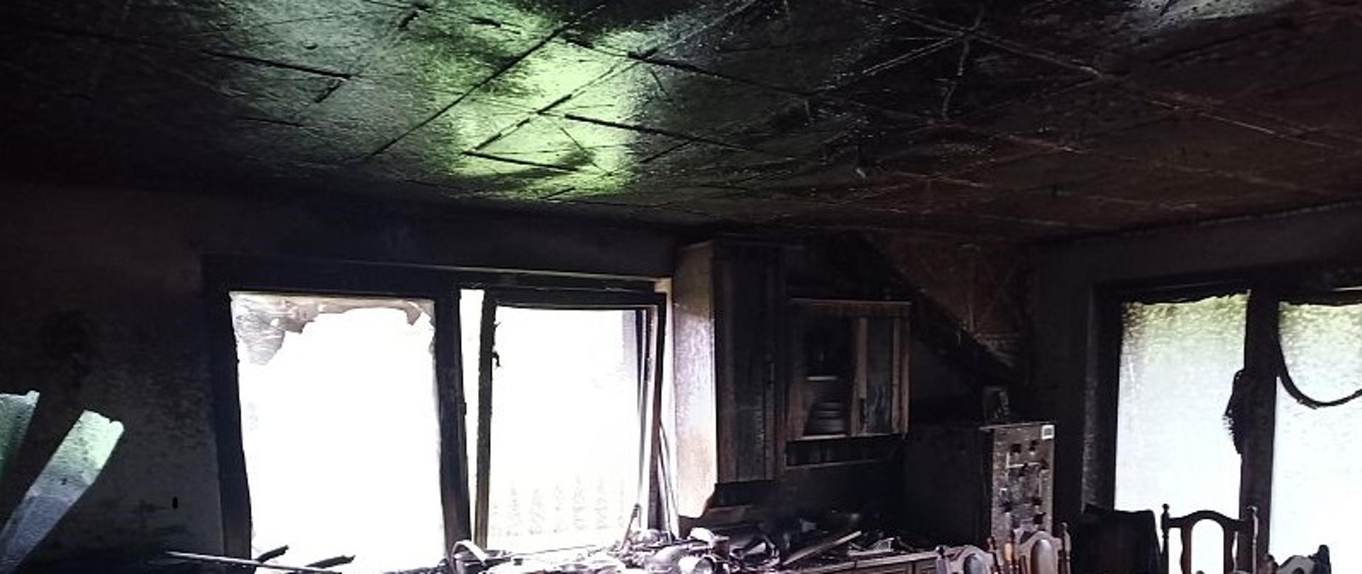 Na zdjęciu widać jedno z pomieszczeń (kuchnię) zaraz po pożarze