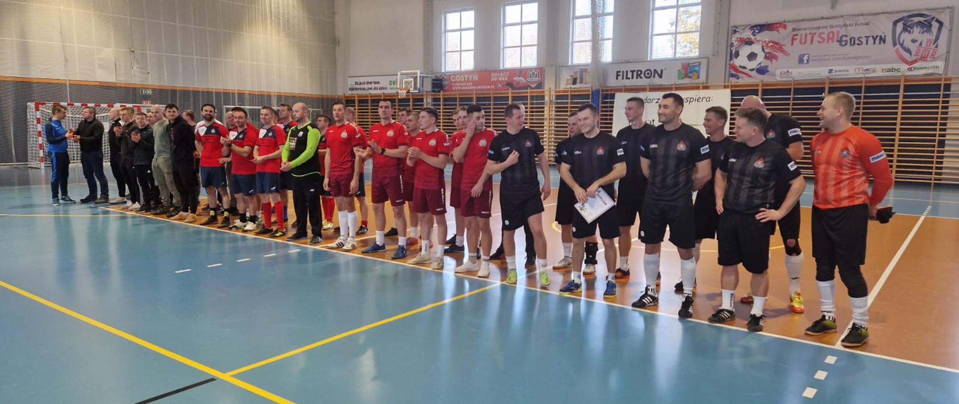 Zdjęcie drużyn podczas zakończenia turnieju. 