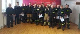 Grupowe zdjęcie absolwentów szkolenia po otrzymaniu zaświadczeń