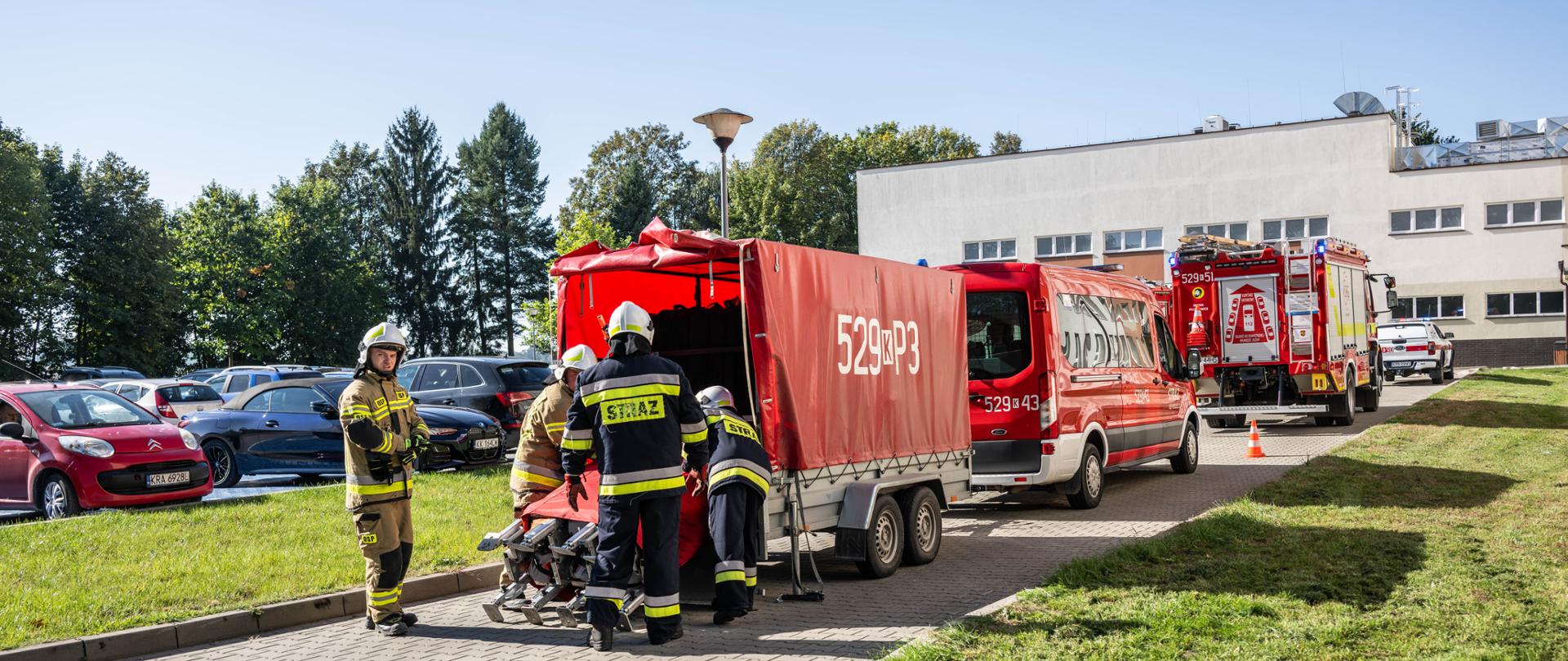 Strażacy rozkładają namiot