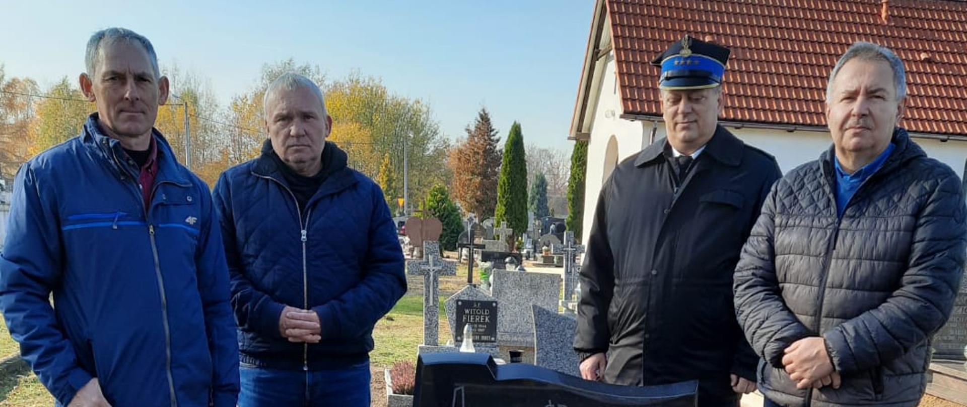 Delegacja odwiedziła groby strażaków 