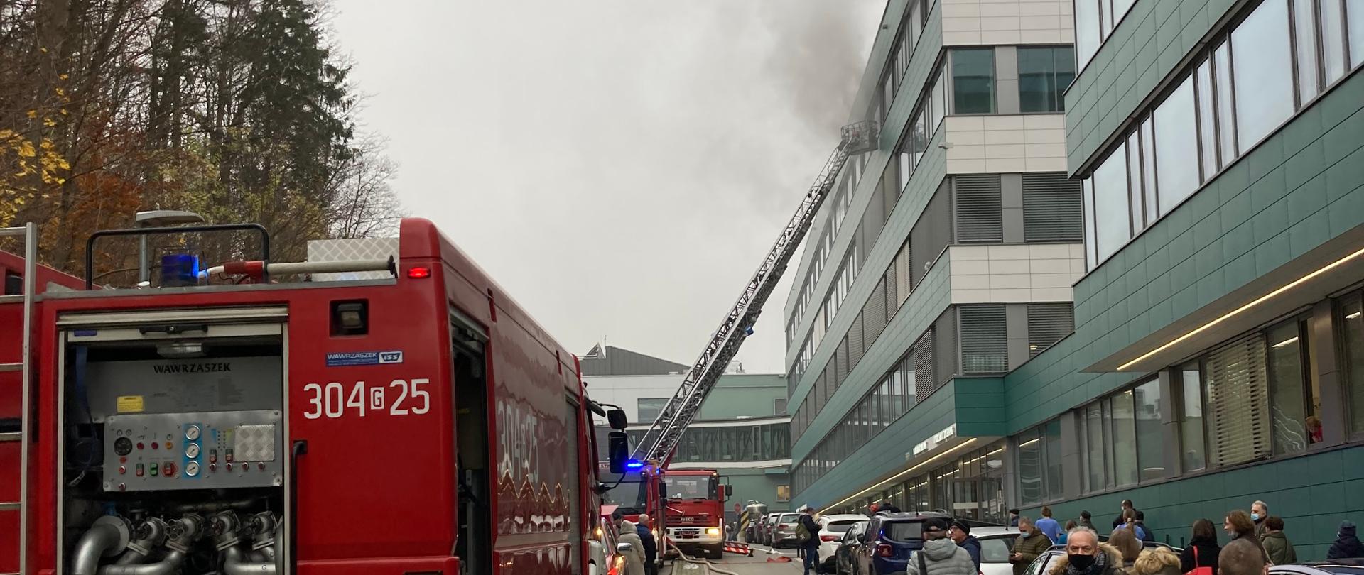 Pojazdy gaśnicze przed Centrum Medycyny Nieinwazyjnej UCK
