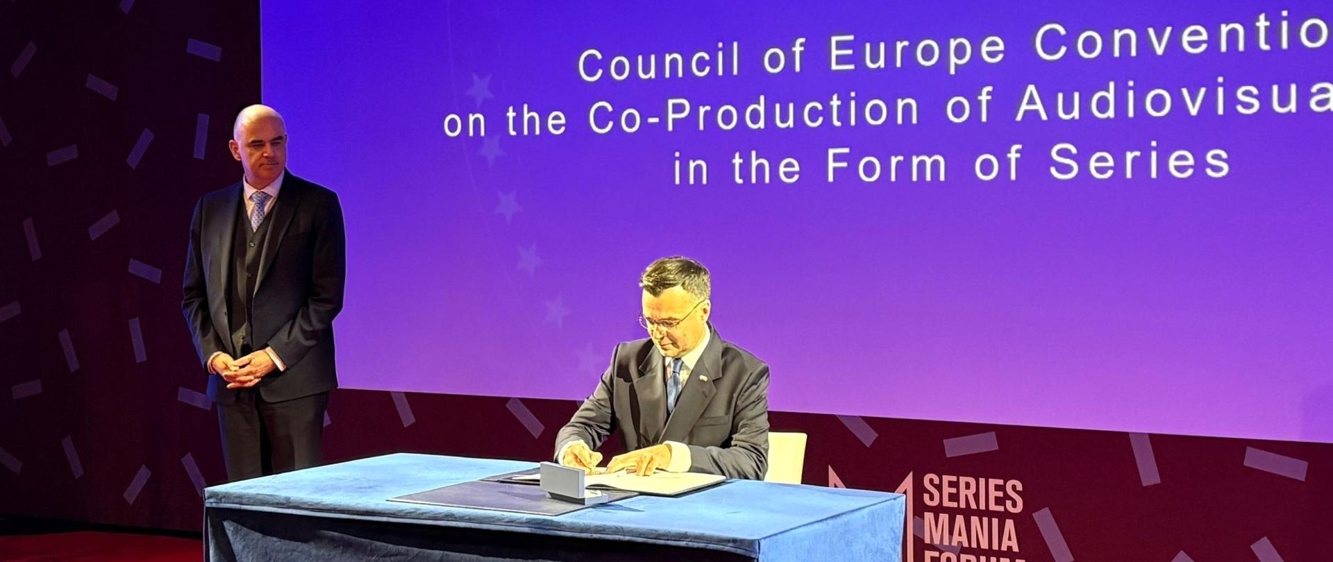 Secretary of State, Maciej Wróbel signing the Convention in the presence of the Secretary General of the Council of Europe Alain Berset. 