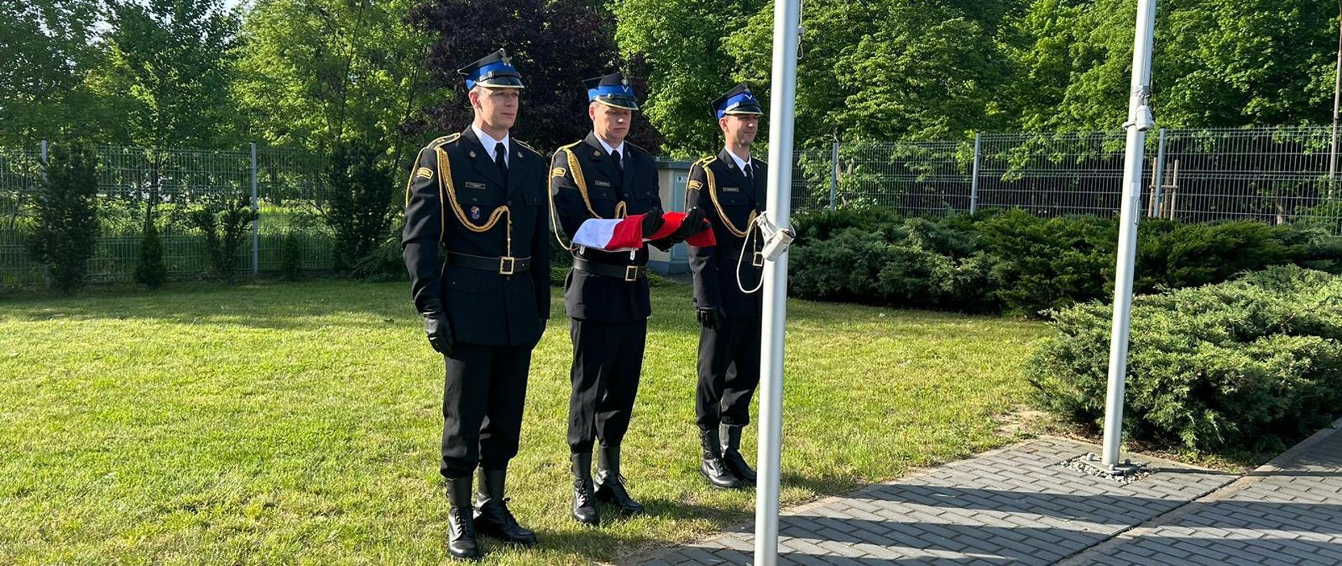 Poczet flagowy w składzie: st.asp. Dawid Niemier, ogn. Mateusz Rozmiarek, ogn. Maciej Marciniak 