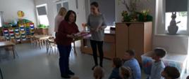 Przedszkole Nr 64 kobieta wręcza nagrody dla grup „Poszukiwacze Przygód” w konkursie „EKO jest lepsze!” 