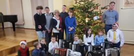 Zdjęcie wykonane w auli PSM Kłodzko, na zdjęciu wszyscy uczestnicy koncertu wraz za akordeonami i nauczycielami P. Llianą Stopką i P. Tomaszem Brusińskim