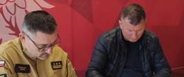 Moment podpisywania umowy przez Komendanta Powiatowego PSP w Lwówku Śląskim z Wykonawcą.