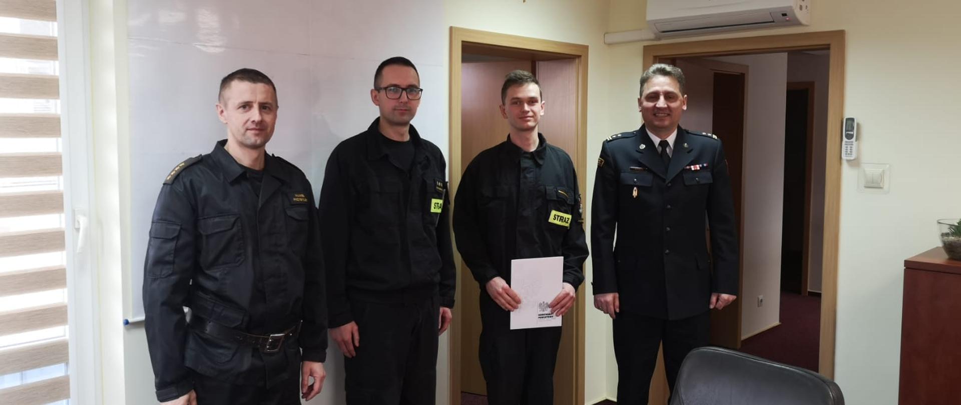 Na zdjęciu wyróżnieni strażacy wraz z Komendantem Powiatowym PSP w Nakle