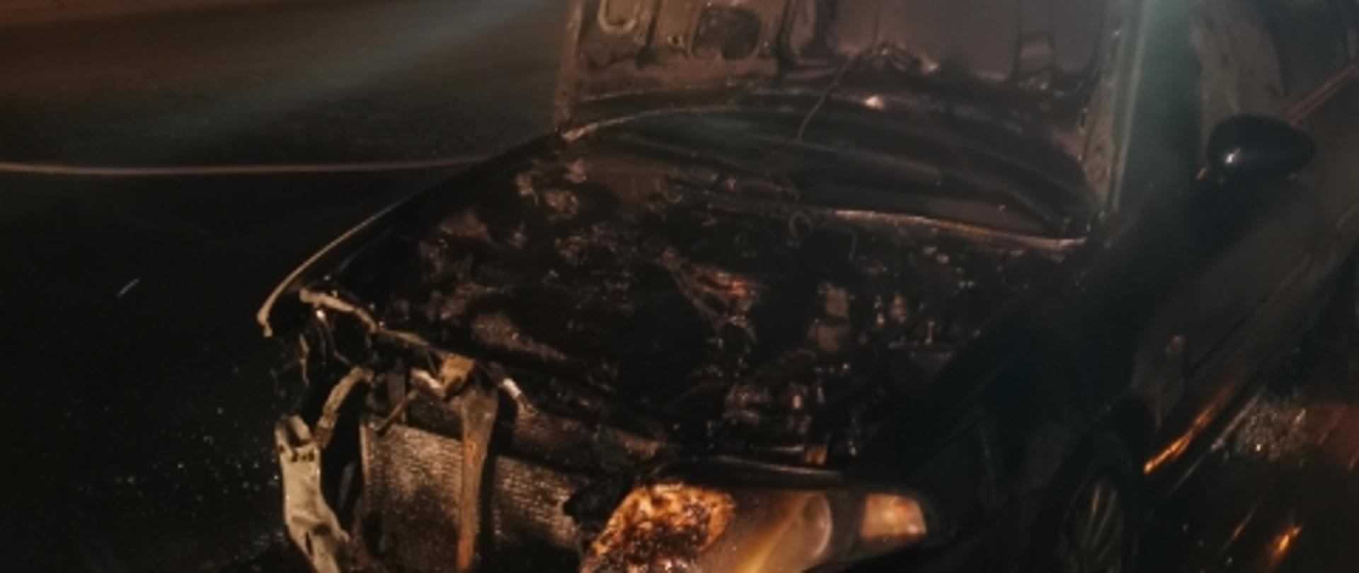 Noc, spalona komora silnika samochodu osobowego, podniesiona maska.
