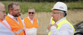 Minister funduszy i polityki regionalnej Grzegorz Puda na budowie tunelu na trasie S1w Beskidzie Śląskim, minister rozmawia z ministrem infrastruktury Andrzejem Adamczykiem 