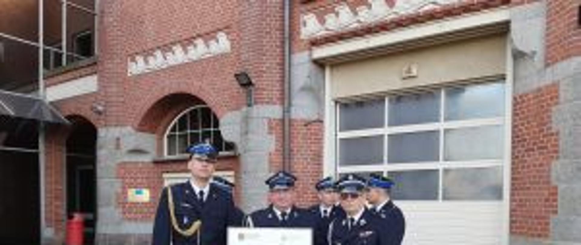 Pamiątkowe zdjęcie na którym znajdują się Komendant Powiatowy PSP w Łobzie bryg. mgr inż. Jacek Dziurdz, Wice Prezes ZZOSP Druh Krzysztof Paluch oraz Pan Prezes OSP w Tuczy ubranych w mundury wyjściowe