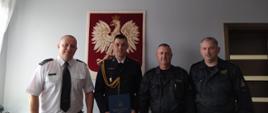 PSP mł. bryg Jarosław Kołak w obecności kadry dowódczej jednostki ratowniczo-gaśniczej Komendant powiatowy pogratulował osobiście absolwentowi wytrwałości i osiągniętych wyników w nauce, życząc zarazem dalszego powodzenia w realizacji obowiązków służbowych jak również wszelkiej pomyślności w życiu prywatnym.