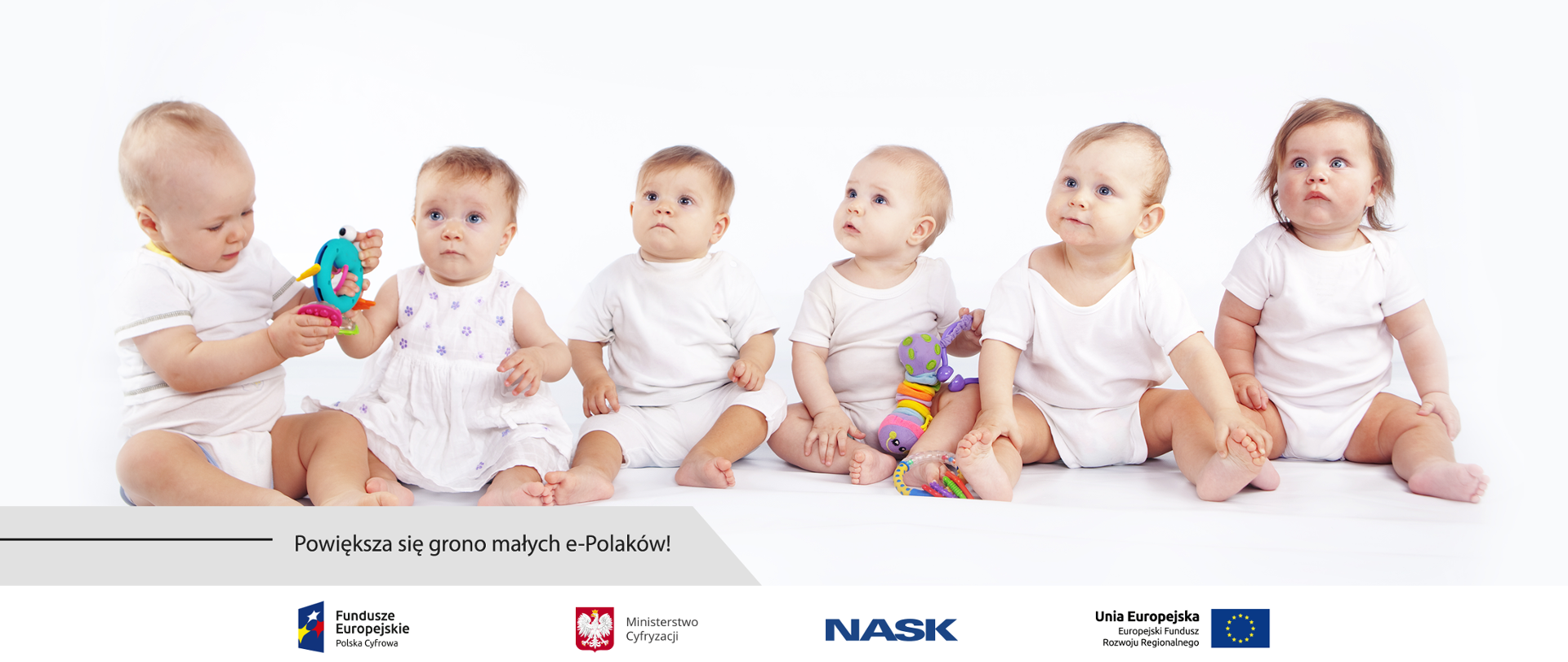 Sześcioro siedzących obok siebie niemowląt. Poniżej napis: Powiększa się grono małych e-Polaków!
