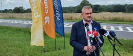 Wiceminister infrastruktury Stanisław Bukowiec podczas konferencji dotyczącej podpisania umowy na realizację trzech ważnych zadań infrastrukturalnych, które usprawnią komunikację w południowej części województwa zachodniopomorskiego
