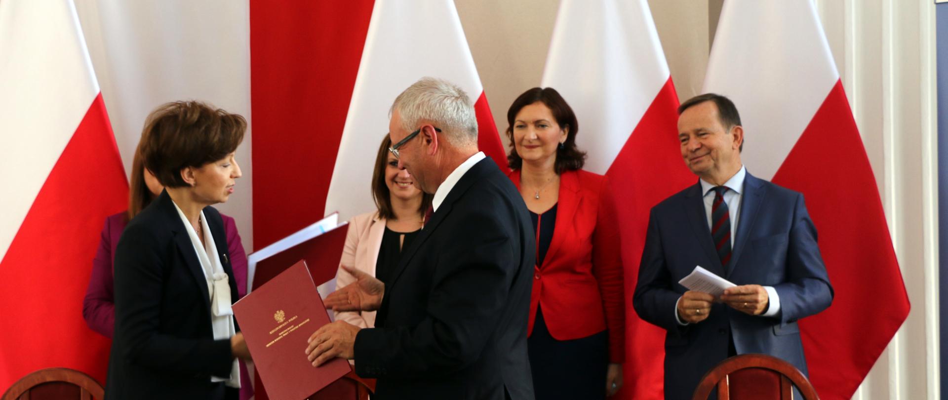 Podpisanie umów dotyczących utworzenia centr usług społecznych