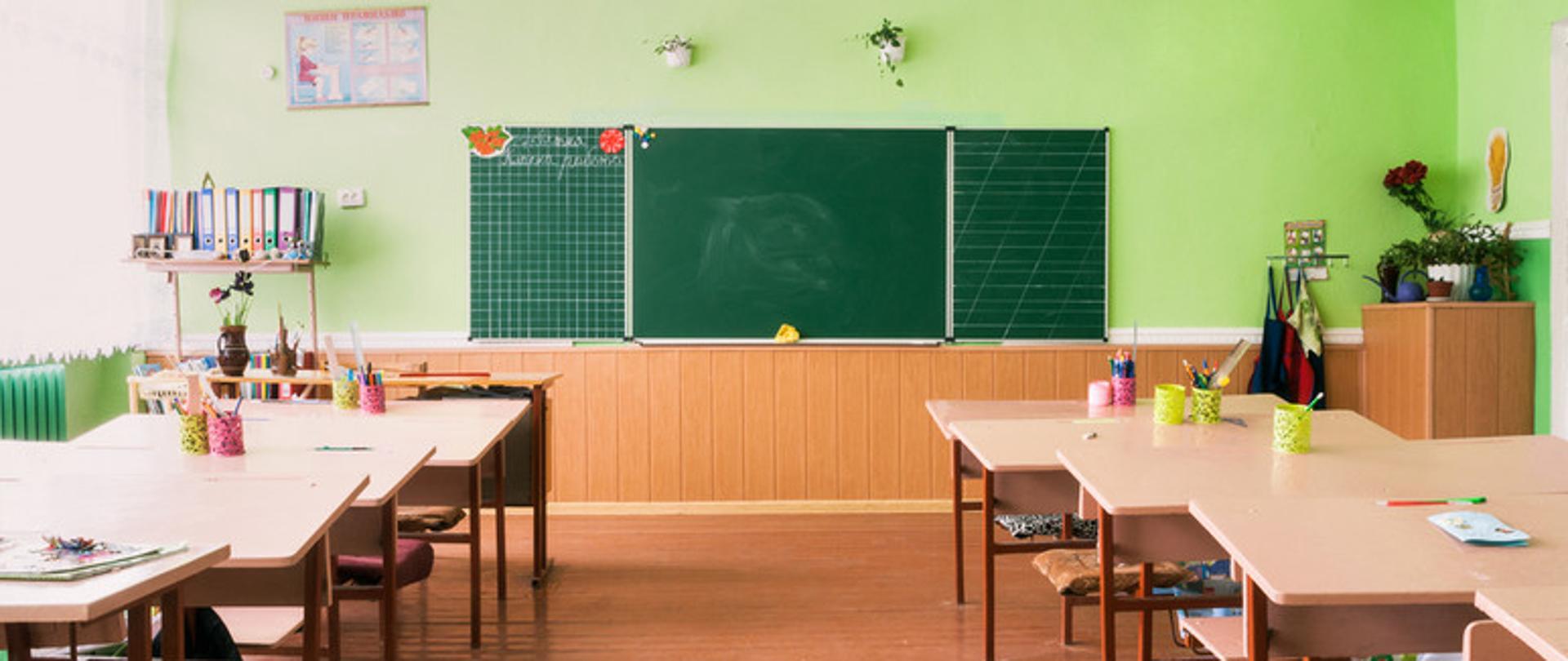 klasa, tablica, ławki
