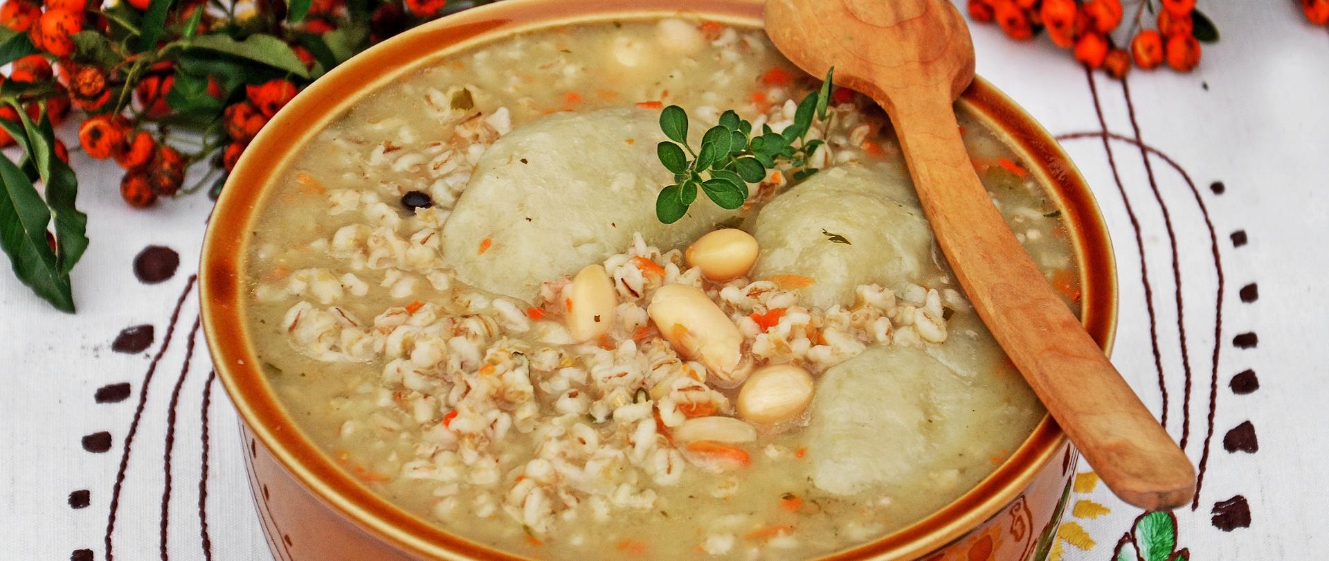 Baranowska zupa pęczak z grochem i pyzami