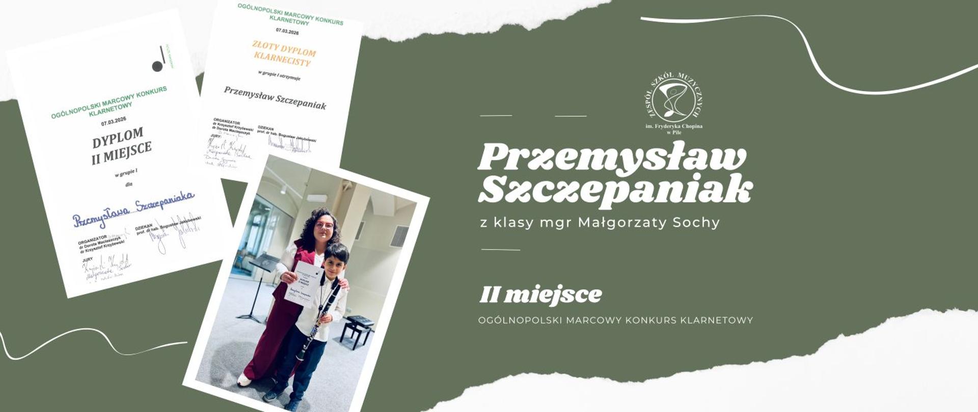 Na zielonym tle białe napisy informacyjne oraz dyplomy. Zdjęcie na którym jest kobieta w czarnych kręconych lokach w okularach w białej koszuli i różowej kamizelce oraz spodniach. Przed nią młody chłopak w krótkich czarnych włosach ubrany w białą koszulę i granatowe spodnie w jednej ręce trzyma dyplom w drugiej klarnet.
