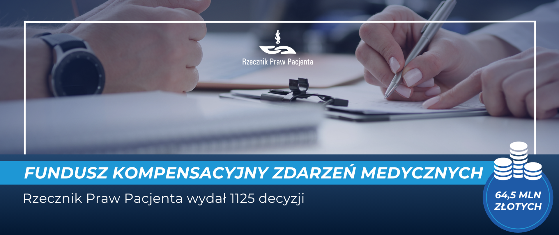 Dwie osoby podpisują dokumenty na biurku. 