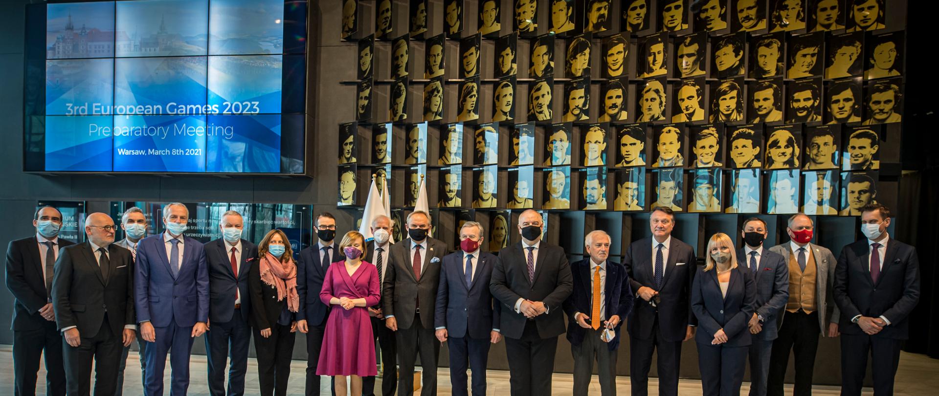 Zdjęcie grupowe ze spotkania roboczego w sprawie organizacji III Igrzysk Olimpijskich Krakow-Malopolska 2023. Warszawa, Centrum Olimpijskie PKOl