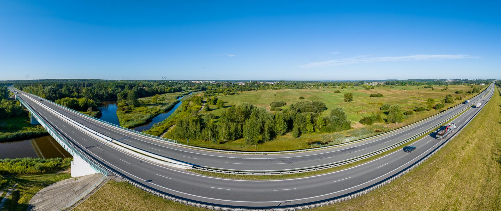 Bezpiecznych powrotów z wakacji. Na zdjęciu widzimy S7 na obwodnicy Białobrzegów i nowy most na Pilicy