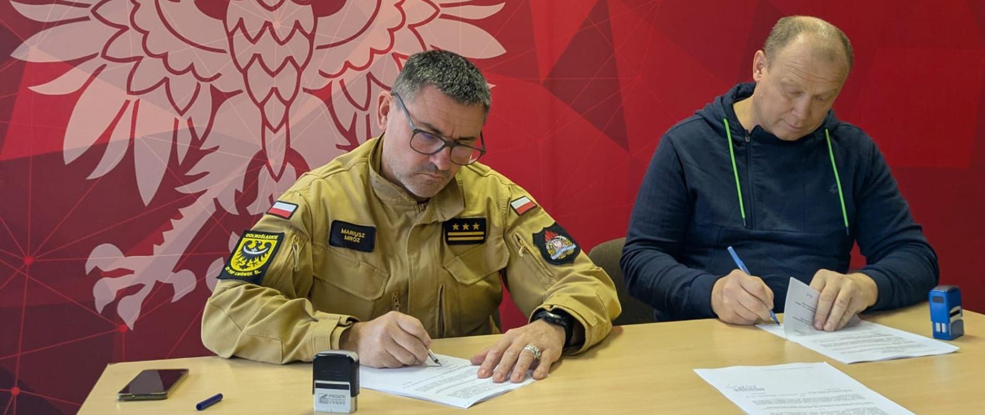 Moment podpisywania umowy przez Komendanta Powiatowego PSP w Lwówku Śląskim z Wykonawcą.